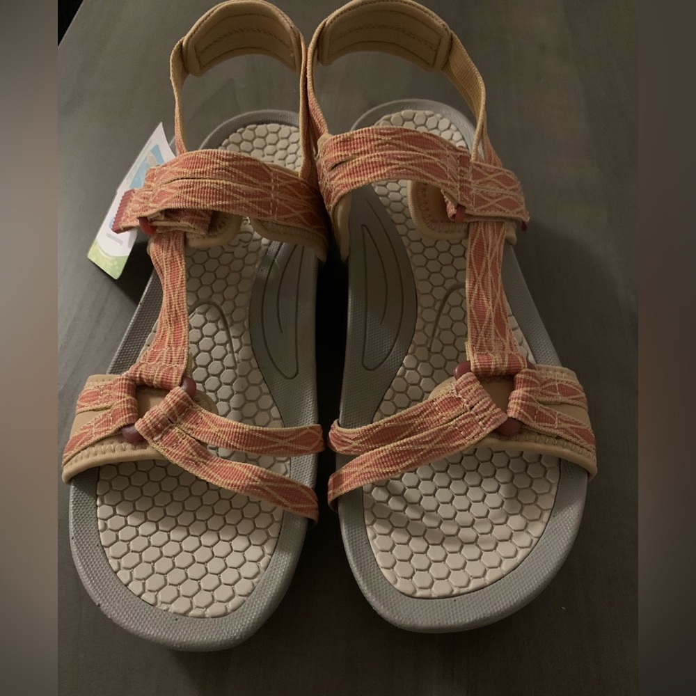 Comfy and cute BareTraps sandals. NWT